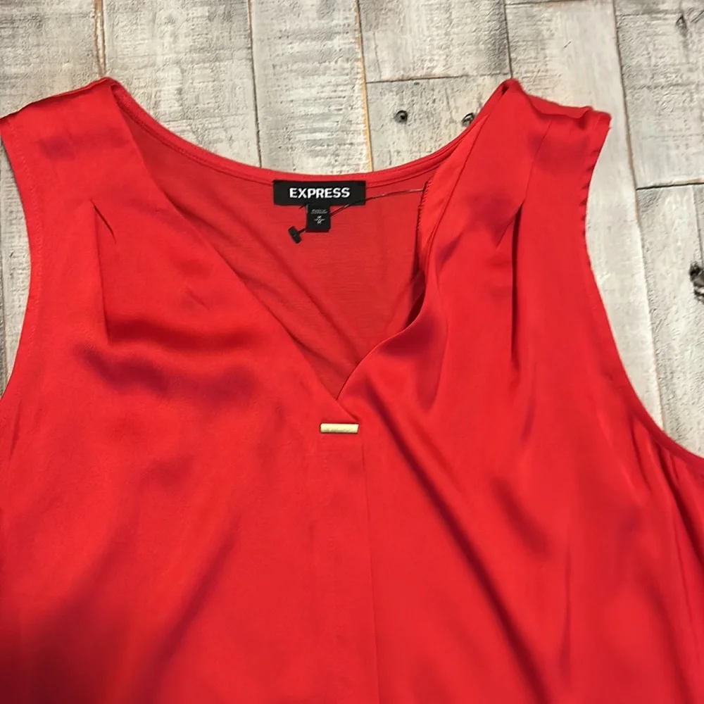 Red tank - Picture 2 of 2